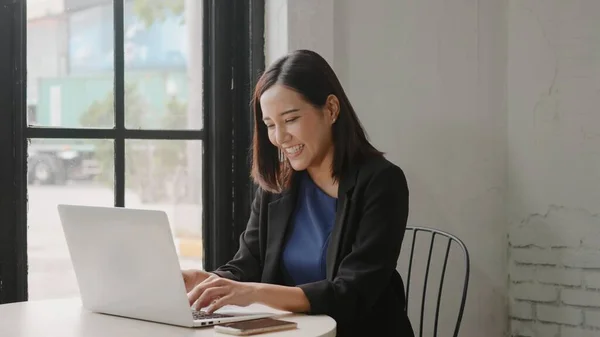 Happy Asian Businesswoman Відео Дзвінок Друзями Вдома Допомогою Ноутбука Head — стокове фото