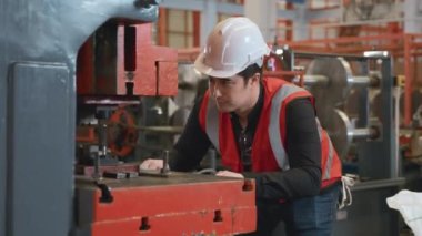 Güvenlik giysisi giyen mühendis veya operatör atölyede metal levhaları kağıt bükme makinesi, metal katlama makinesi fabrikasında çalışan, fabrikada çalışan...