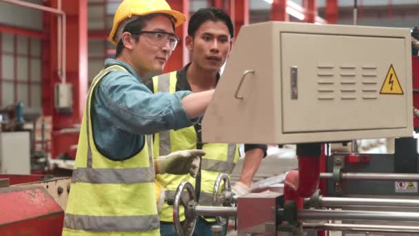 Ingeniería Está Trabajo Formación Aprendices Máquina Operación Planchado Techo Chapa — Vídeo de stock