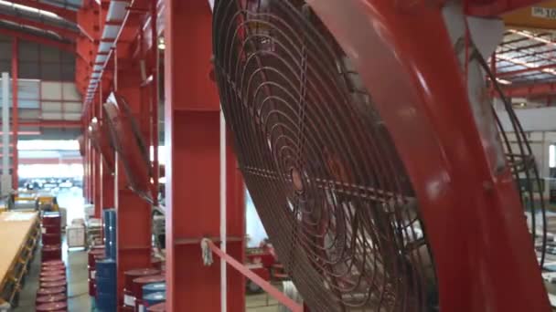Nagy Ipari Hűtőszekrény Piros Ventilátorok Gyárban Csökkentett Üzem Szellőztetés Ipari — Stock videók