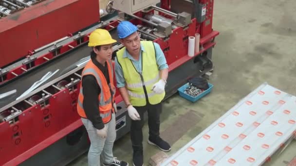 Twee Leidinggevende Team Opdracht Baan Voor Technicus Bij Dakbedekking Plaatfabriek — Stockvideo