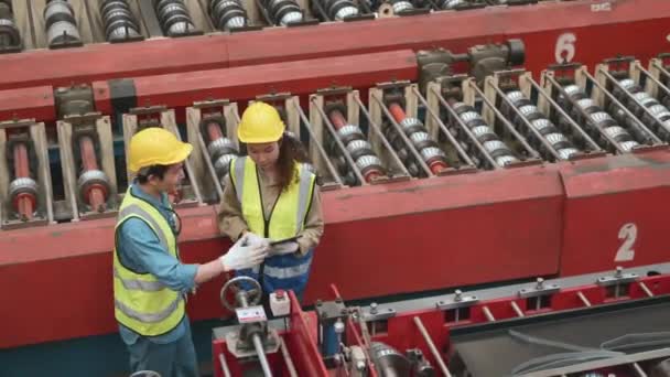 Engenheiro Operador Vestindo Terno Segurança Mantendo Máquina Fábrica Chapas Metal — Vídeo de Stock