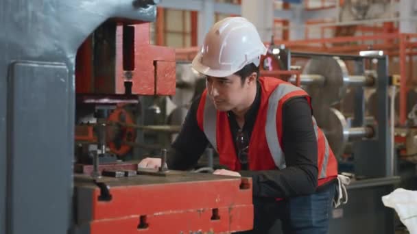 Engenheiro Operador Vestindo Terno Segurança Trabalhando Dobrando Folha Metal Por — Vídeo de Stock