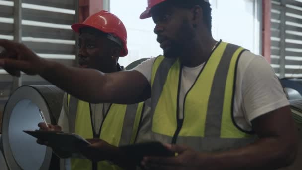 Ingeniero Dos Trabajador Hombre Africano Negro Inspección Marcado Rollo Chapa — Vídeos de Stock