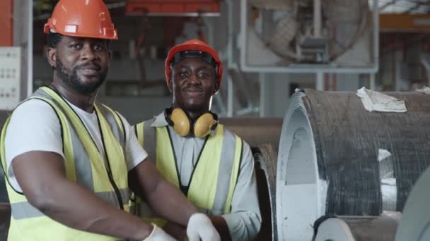 Takım Başarılı Fabrika Işçisi Portre Fabrikası Bakım Grubu Üniformalı Siyah — Stok video