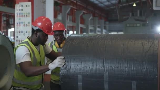 Dois Trabalhadores Negros Engenheiro Fábrica Têxtil Inspeção Verificação Dos Níveis — Vídeo de Stock