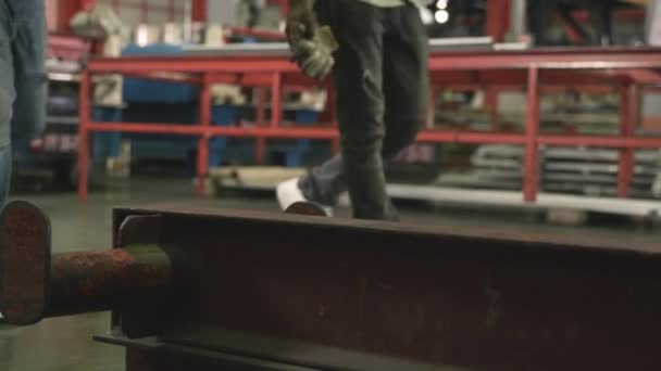 Zeit Von Der Arbeit Abzuschalten Fabrikarbeiter Ziehen Helm Aus Legen — Stockvideo