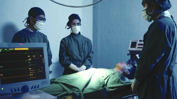 Dead Patient Surgeon Doctor Covering Face Bed Finished Operate Medical — Stock Photo, Image