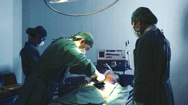 Дефібриляційна Дисфункція Серця Хірургічна Команда Лікарів Які Виконують Хірургічне Втручання — стокове фото