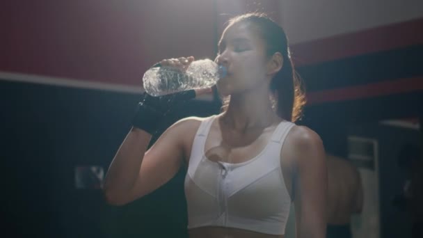 Jimnastik Salonunda Spor Salonunda Spor Yaptıktan Sonra Şişeden Içen Asyalı — Stok video