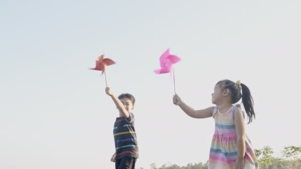 Hermanas Gemelas Asiático Niño Niña Corriendo Jugando Con Molinos Felicidad — Vídeo de stock