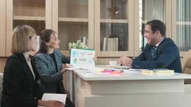 İş ekibi toplantısı, gelir tabloları grafikleri, iş analizleri ve strateji konseptini analiz eden projeye brifing veriyor. Finansal iş yatırımlarının fikir sunumu ve karşılama stratejisi