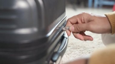 Yaz tatili için çanta hazırlıyorum. Kapalı eller fermuar valiz çantası, kadın fermuar gümüş fermuar modern valiz evde
