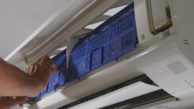 Temiz filtreyi havalandırmaya yerleştiren teknisyen, temizlik sonrası hava filtresi takan adam bakımı, temizlik ve onarım için çalışan, sağlıklı yaşam için toz ve kir