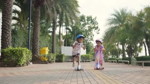 Gelukkig Aziatisch Kind Voorschoolse Rit Scooter Kick Board Weg Het — Stockvideo