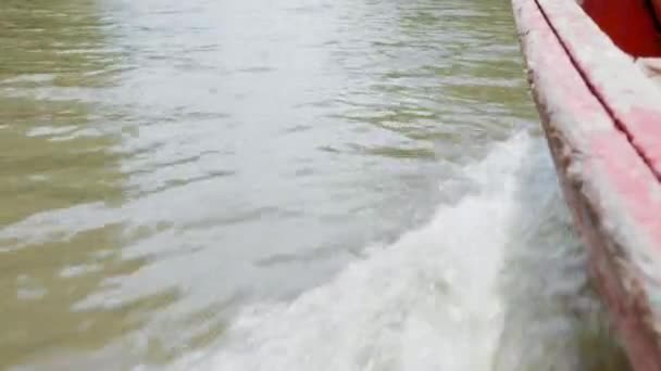 水从它驾驶的木船的前部溅了出来 水从船头溅了出来 — 图库视频影像