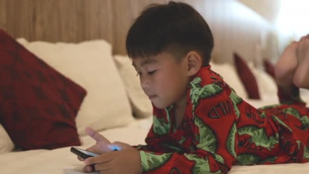 Niño Viendo Videos Dibujos Animados Línea Dormitorio Casa Little Asian — Vídeos de Stock