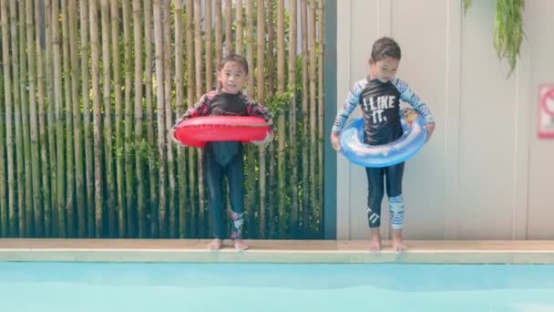 Niño Feliz Jugando Piscina Niño Feliz Anillo Inflable Que Divierte — Vídeos de Stock