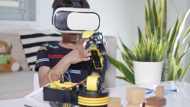 Virtual Reality Simulator Aziatische Jongen Met Behulp Van Bril Robotarm — Stockvideo