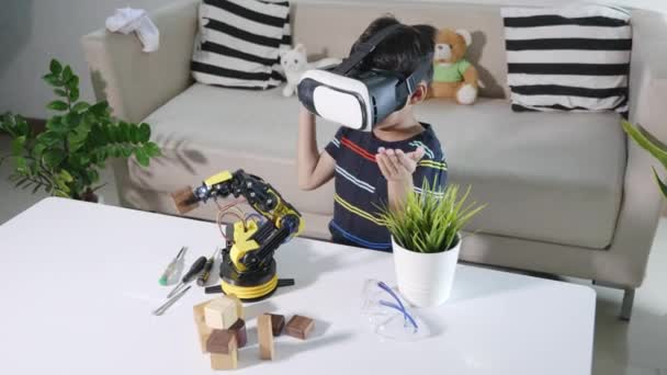 Asyalı Çocuk Atölyede Robotik Kolunda Gözlüğü Kullanıyor Sensörlü Çocuk Programcı — Stok video
