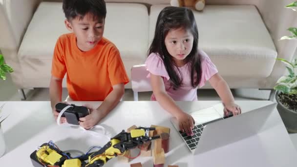 Two Children Programming Testing Robot Arm Science Kid Little Girl — Video Stock