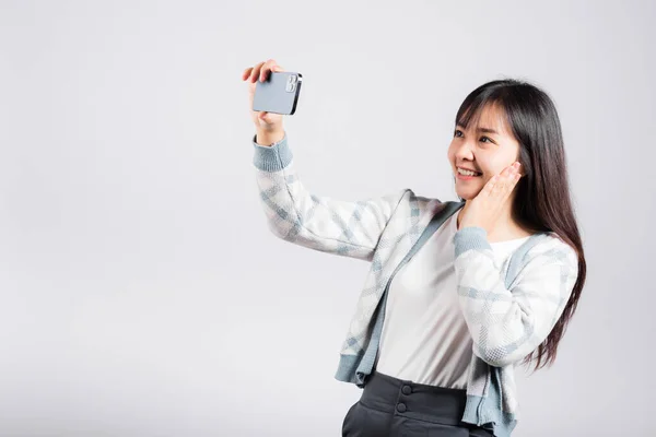 Mulher Animado Segurando Smartphone Para Fotografar Selfie Foto Frente Câmera — Fotografia de Stock