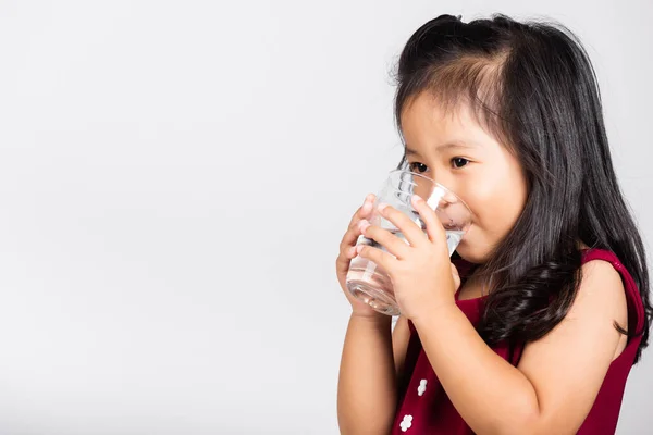 Kleine Süße Kind Mädchen Jahre Alt Lächeln Trinken Frisches Wasser — Stockfoto