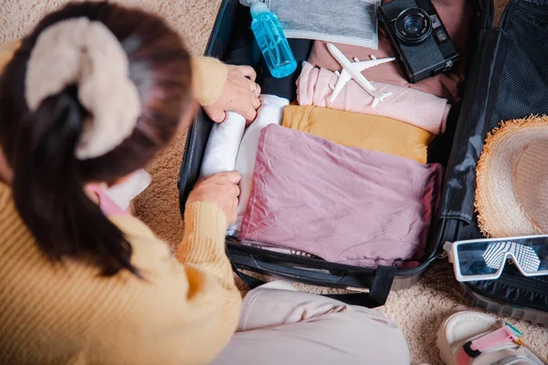 Voorbereiden Reizen Nieuwe Normale Vrouw Die Kleding Verpakt Bagage Voor — Stockfoto