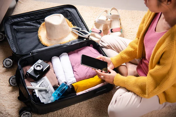 Vrouw Met Behulp Van Smartphone Blanco Scherm Verpakking Koffer Tas — Stockfoto