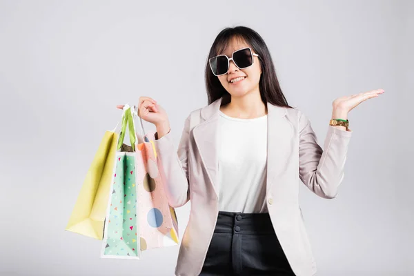 Ευτυχισμένη Γυναίκα Γυαλιά Shopper Χαμόγελο Κρατήστε Online Τσάντες Ψώνια Πολύχρωμο — Φωτογραφία Αρχείου