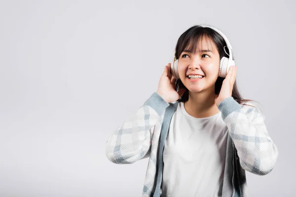 Vrouw Enthousiast Glimlachen Luisteren Naar Muziek Radio Bluetooth Hoofdtelefoon Holding — Stockfoto