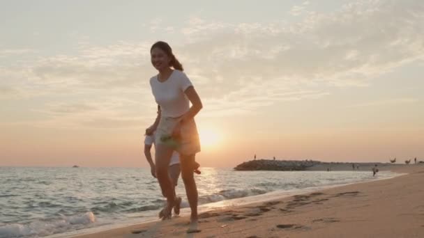 Wakacje Kochający Para Działa Plaży Razem Zachodzie Słońca Krajobraz Relaksujące — Wideo stockowe