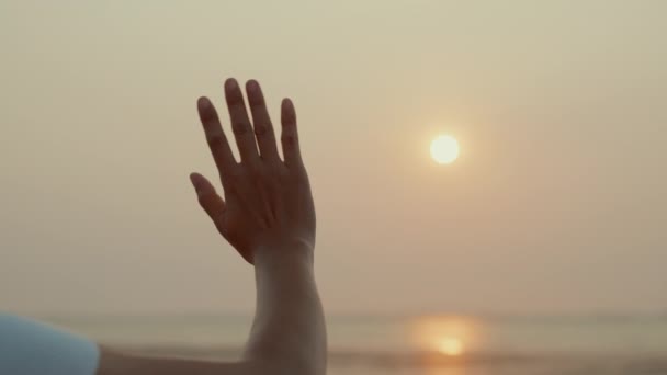 Mujer Saludando Mano Decir Adiós Despedida Con Atardecer Solo Orilla — Vídeos de Stock