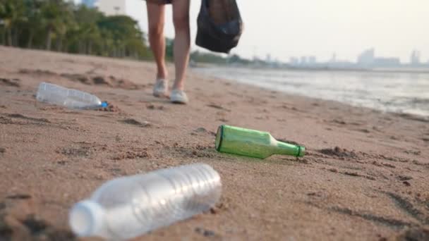해변을 청소하기 봉지에 플라스틱 자원하는 쓰레기를 청소하는 생태학적 환경의 지구를 — 비디오