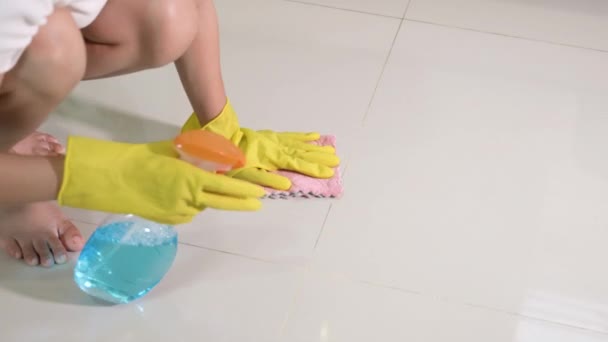 Asiatin Trägt Gelben Gummihandschuh Mit Tuchtuch Und Spülmittel Spray Reinigungsboden — Stockvideo