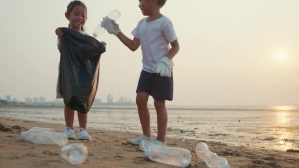 Voluntarios Felices Niños Familia Recogiendo Botella Plástico Basura Bolsa Plástico — Vídeo de stock