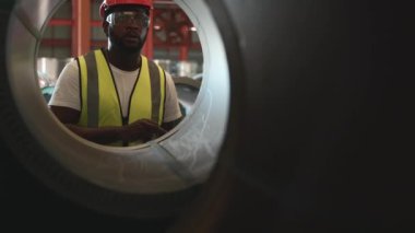 Metal levha fabrikası deposuna sevkiyattan önce iki mühendis Afrikalı siyah işaretli teftiş, fiziksel envanter sayımı, hisse senedi endüstrisini kontrol.