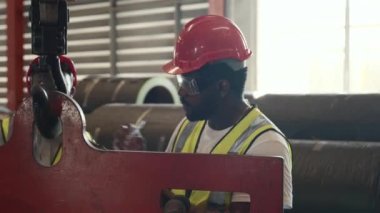 Mühendislik ve işçi eğitimi ya da detaylı ağırlık kaldırma makinesini açıklamak, iki mühendis fabrikadaki vinç işletimini kontrol etmek, işe alım kavramı