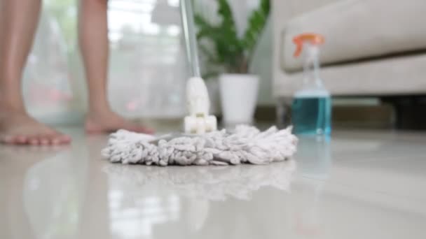 Aziatische Vrouw Wast Vloer Met Een Dweil Lomp Binnen Huisvrouw — Stockvideo