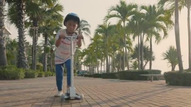 Hulajnoga Dziecięca Szczęśliwy Azji Mały Chłopiec Nosić Bezpieczny Kask Gra — Wideo stockowe