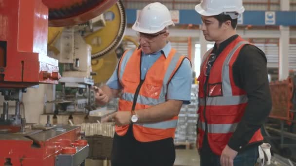 Два Инженера Беседуют Друг Другом Заводе Производству Металлоконструкций Крыши Инженер — стоковое видео