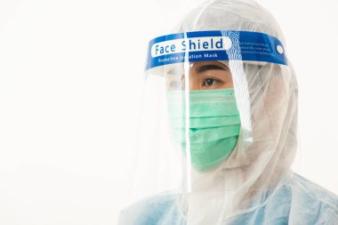 Karantina Coronavirus salgını (COVID-19) için yüz maskesi ve plastik yüz kalkanı takan PPE üniformalı kadın doktor beyaz arka planda izole edildi
