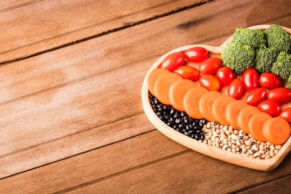 Vista Superior Frutas Verduras Orgánicas Frescas Madera Plato Corazón Zanahoria — Foto de Stock