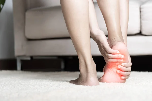 站在家里感觉脚痛的亚洲女人 脚痛的女人 用手推放松家里鞋底的肌肉 保健问题和足部医疗 — 图库照片