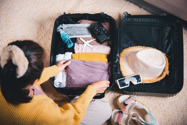 Voorbereiden Reizen Nieuwe Normale Vrouw Die Kleding Verpakt Bagage Voor — Stockfoto