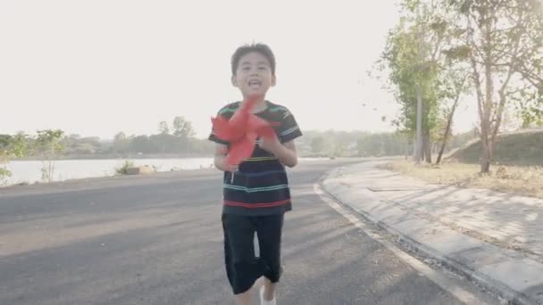 Ázsiai Gyerek Fiú Fut Játszik Pinwheels Boldogság Kisfiú Mosolyog Búzamezőn — Stock videók