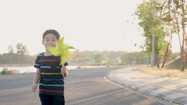 Asiático Niño Corriendo Jugando Con Molinillos Felicidad Niño Sonriendo Campo — Vídeo de stock