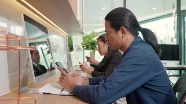 Бізнес Команда Використовуючи Смартфони Розслабляються Робочому Столі Офісі Група Бізнесменів — стокове відео