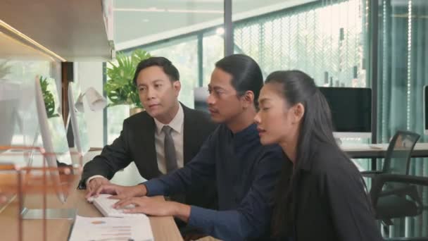Happy Three Business Group People Excited Asian Business Teamwork Looking — Stock Video