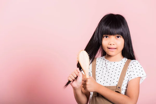 Asiático Criança Anos Idade Segure Pente Escovando Seu Indisciplinado Ela — Fotografia de Stock